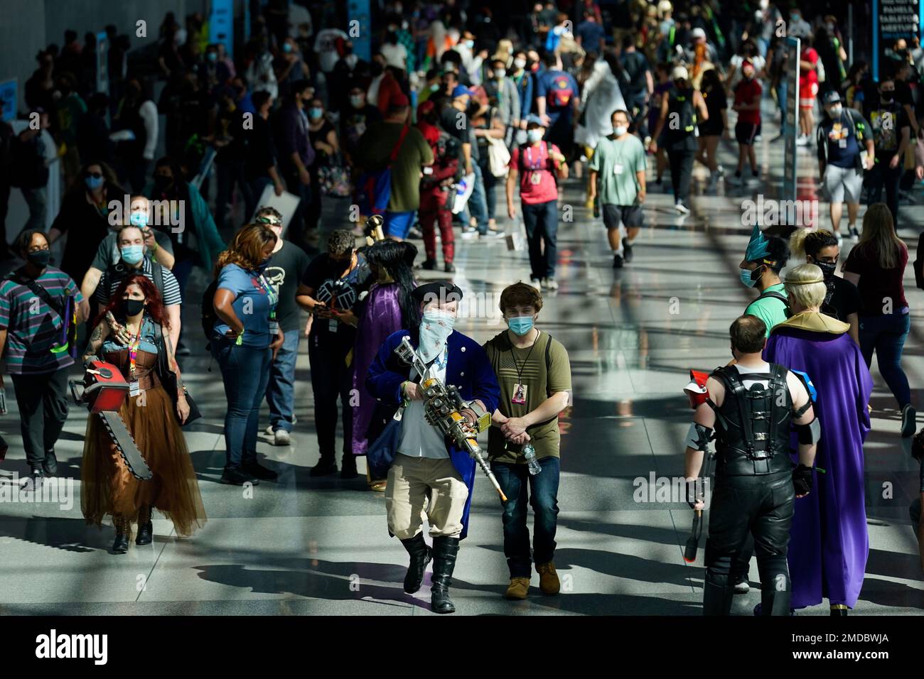 People attend New York Comic Con in New York, Friday, Oct. 8, 2021. Although the convention was canceled last year because of COVID-19, this year attendees were welcomed back with mandatory masking and proof of vaccination. (AP Photo/Seth Wenig) Stockfoto