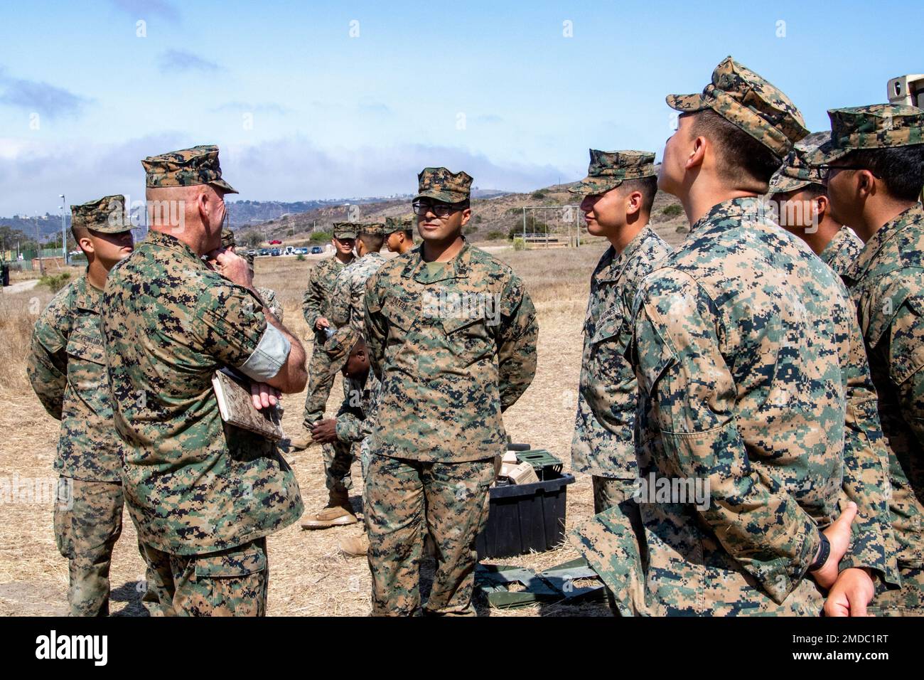 USA Marinekorps Oberst Dom Ford, stellvertretender Kommunikationschef der I Marine Expeditionary Force G-6, spricht mit 1. Marines des Versorgungsbataillons über die Kommunikationsübung, die sie am 15. Juli 2022 im Marinekorps-Basislager Pendleton, Kalifornien, durchgeführt haben. Die Kommunikationsübung lehrte Marines neue Techniken in der modernen Kommunikationskriege. Stockfoto