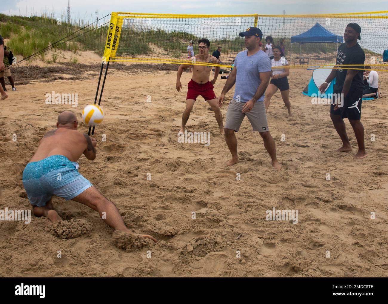 220715-N-VO895-1154 NORFOLK, VA (15. Juli 2022) – Amphibienschiff der Wasp-Klasse USS Bataan (LHD 5), Matrosen spielen beim Kommando-Picknick am Joint Expeditionary Base Little Creek-Fort Story, 15. Juli 2022 ein Volleyballspiel. Bataan ist in der Marinestützstelle Norfolk zu Hause. Stockfoto