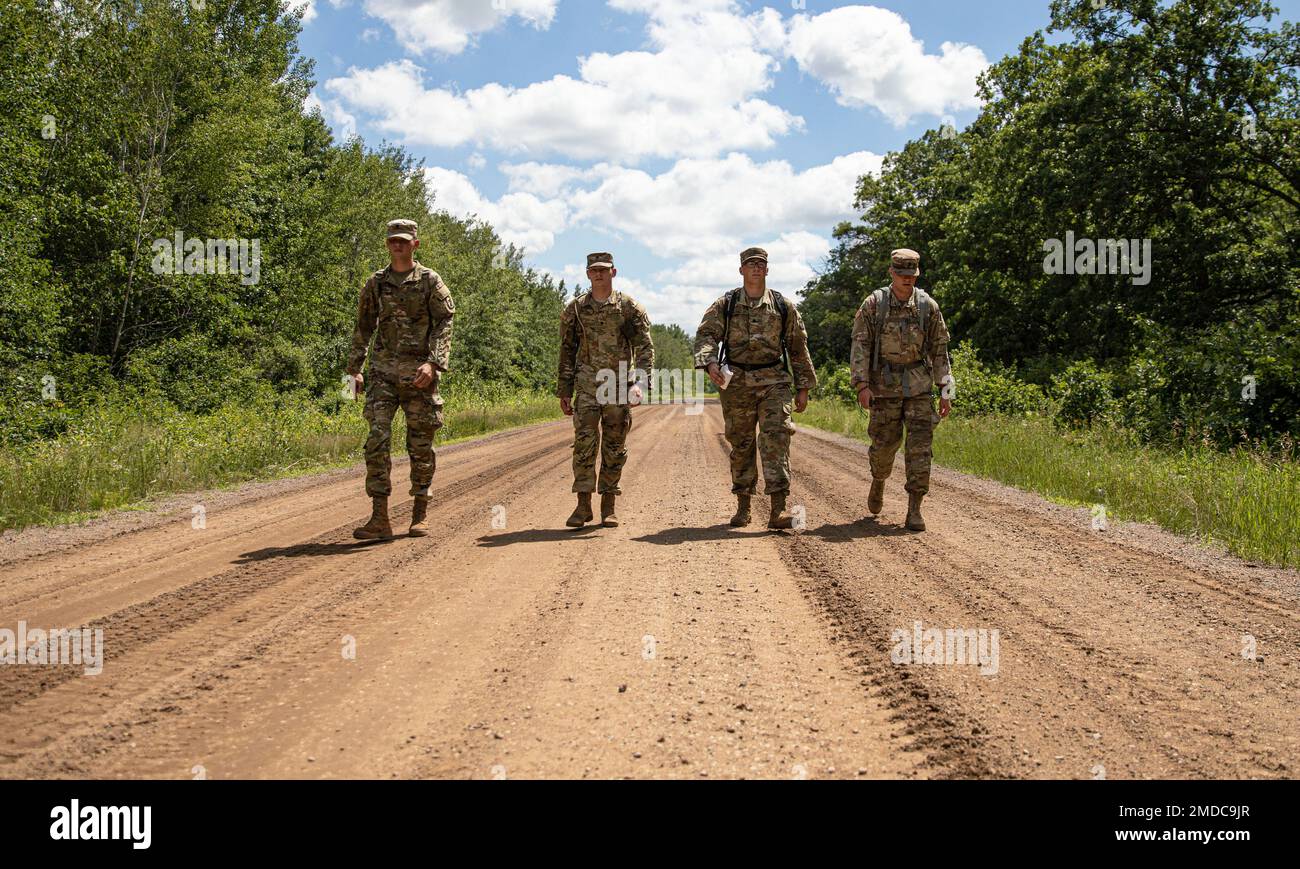 Soldaten, die der 233. Military Police Company zugewiesen sind, navigieren durch den Gettysburg Land Navigation Kurs in Camp Ripley, Minnesota, 15. Juli 2022. Die Soldaten arbeiteten zusammen, um innerhalb von drei Stunden vier Punkte zu finden. Sie wurden Team vier zugeteilt und waren insgesamt zweitschnellster. Stockfoto