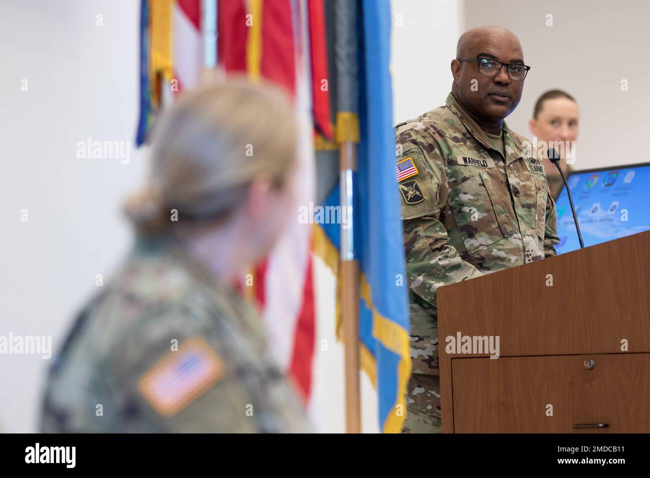 Oberst Ricardo Warfield, stellvertretender Befehlshaber des Bereitschaftskommandos des militärischen Nachrichtendienstes, spricht über die Leistungen von Oberst Kristina Green als scheidender Befehlshaber des Training Support Command während einer Zeremonie zur Aufgabe des Kommandos, Fort Belvoir, Virginia, 15. Juli 2022. Stockfoto