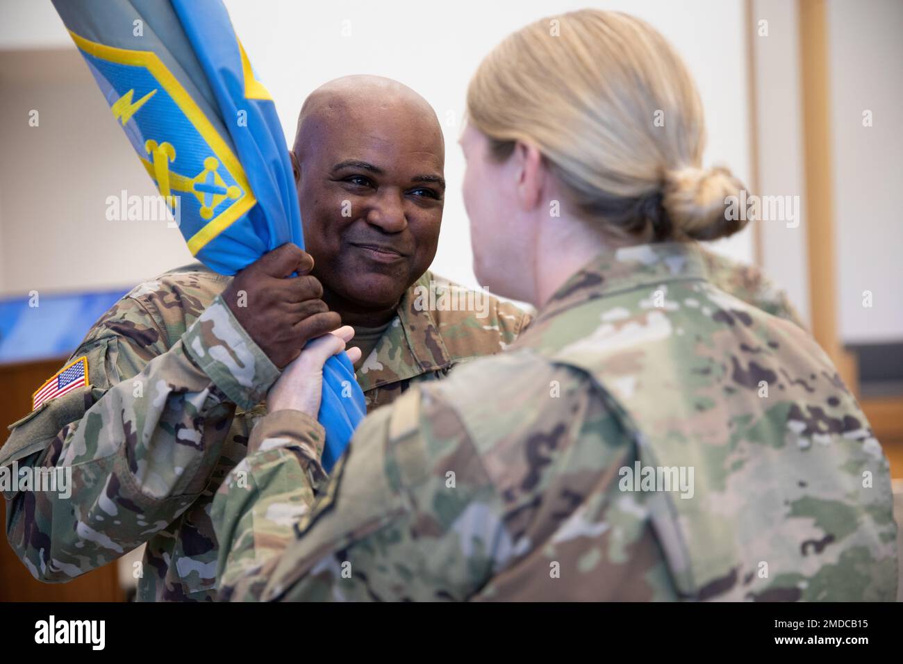 Oberst Ricardo Warfield, stellvertretender Befehlshaber des militärischen Nachrichtendienstes, erhält die Farben des Training Support Command von seiner scheidenden Befehlshaber, Oberst Kristina Green, während einer Zeremonie zur Aufgabe des Kommandos, Fort Belvoir, Virginia, 15. Juli 2022. Stockfoto