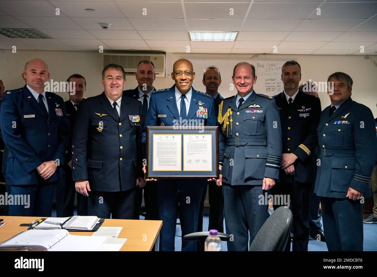 General Stéphane Mille, Stabschef der französischen Luft- und Raumfahrtstreitkräfte, USA Air Force Chief of Staff General CQ Brown, Jr. und Air Chief Marshal Sir Mike Wigston, Royal Air Force Chief of the Air Staff, zusammen mit den Führern der jeweiligen Streitkräfte haben eine unterzeichnete Charta für die Trilateral Strategic Initiative auf der RAF Fairford, England, am 15. Juli 2022. Mit der Initiative werden die engen Beziehungen zwischen den drei Nationen und ihr Engagement für die Aufrechterhaltung von Sicherheit und Frieden aufrechterhalten. Stockfoto