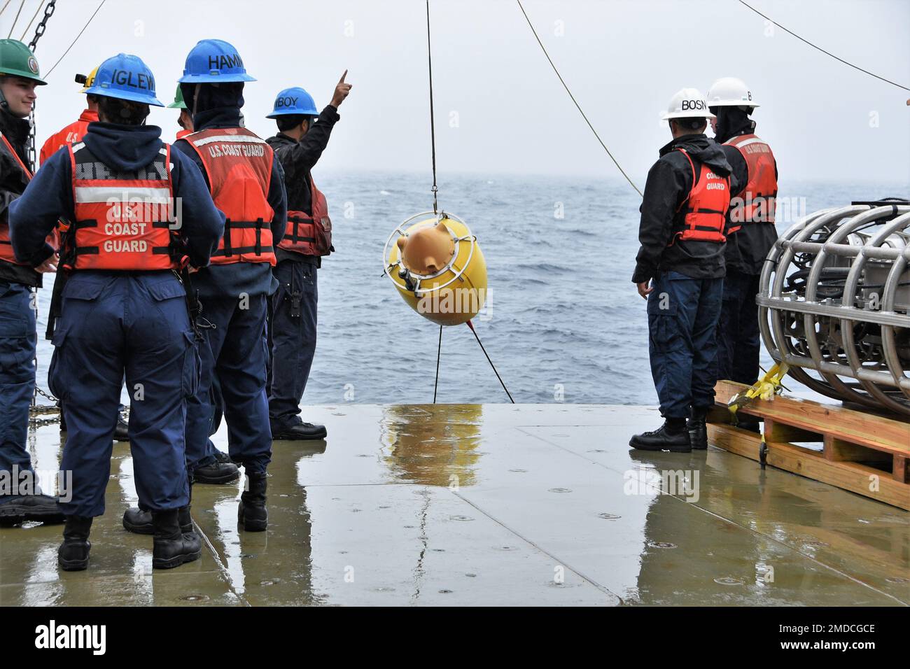 Coast Guard Cutter Healy (WAGB 20) Crewmitglieder erfolgreich eine Akustikboje vor der Küste aus dem Bundesstaat Washington am 15. Juli 2022 Bergen. Diese Boje wurde ein paar Tage zuvor eingesetzt. Forscher des Labors für angewandte Physik der University of Washington und des Woods Hole Oceanographic Institute testen wissenschaftliche Geräte zur Vorbereitung auf die arktische Forschung. Stockfoto