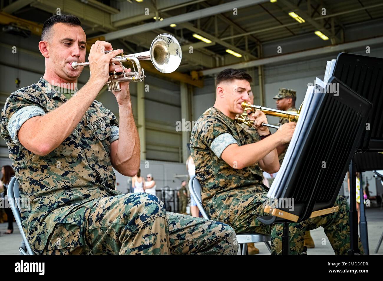 USA Marines, die der Marine Aircraft Group 49 zugeteilt wurden, spielen Instrumente als Teil einer Band zur Vorbereitung auf eine Zeremonie zum Kommandowechsel am 16. Juli 2022 auf der Joint Base McGuire Dix Lakehurst. Die Zeremonie zum Kommandowechsel ist eine militärische Tradition, die eine formelle Übertragung von Autorität und Verantwortung für eine Einheit von einem Offizier auf einen anderen darstellt. Die Mission von mag 49 besteht darin, Kampfgeschwader zu organisieren, auszubilden und auszurüsten, um die aktiven Marine-Streitkräfte in Kriegszeiten, nationalen Notfällen oder Notfalleinsätzen zu verstärken und Personal und Unterstützung bei Angriffen bereitzustellen Stockfoto