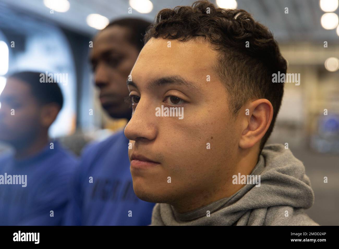 220717-N-XN177-1024 PAZIFIK (17. Juli 2022) – Airman Joel Duron aus Odessa, Texas, bereitet sich auf eine Feuerübung in der Hangarbucht an Bord des Amphibienflugzeugträgers USS Tripoli (LHA 7) vor, 17. Juli 2022. Tripolis ist im US-amerikanischen 7.-Flottengebiet tätig, um die Interoperabilität mit Verbündeten und Partnern zu verbessern und als einsatzbereite Eingreiftruppe zur Verteidigung des Friedens und zur Aufrechterhaltung der Stabilität in der Region Indo-Pazifik zu dienen. Stockfoto