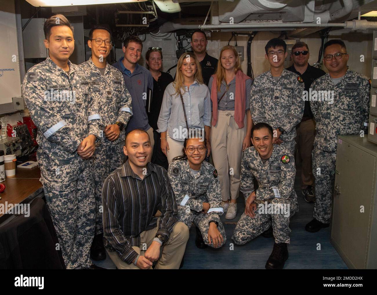 220716-N-ZW128-1035 PAZIFIK (16. JULI 2022) EIN US-AMERIKANISCHES Die Delegation des Kongressabgeordneten posiert für ein Foto mit Seeleuten der Republik Singapur an Bord der USA Amphibienschiff der Navy Wasp-Klasse USS Essex (LHD 2) während des Rim of the Pacific (RIMPAC) 2022, Juli 16. Von Juni 29 bis August 4 nehmen an der RIMPAC 25.000 Nationen, 38 Schiffe, vier U-Boote, mehr als 170 Flugzeuge und Mitarbeiter auf und um die hawaiianischen Inseln und Südkalifornien Teil. RIMPAC ist die weltweit größte internationale Seefahrt-Übung und bietet eine einzigartige Ausbildungsmöglichkeit bei gleichzeitiger Förderung und Aufrechterhaltung von Stockfoto