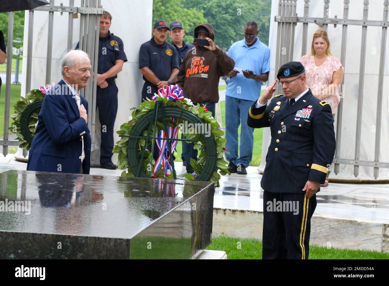 Brigadegeneral John M. Dreska, kommandierender General, 311. Expeditionary Sustainment Command, spricht während einer Zeremonie in Marion, Ohio, am 16. Juli 2022 in Marion, Ohio, einen Salut zu Ehren des ehemaligen Präsidenten Warren G. Harding zusammen mit Dr. Warren G. Harding III, Großneffe des ehemaligen Präsidenten Warren G. Harding. Dreska legte den Kranz im Namen von Präsident Joseph R. Biden Jr. Stockfoto