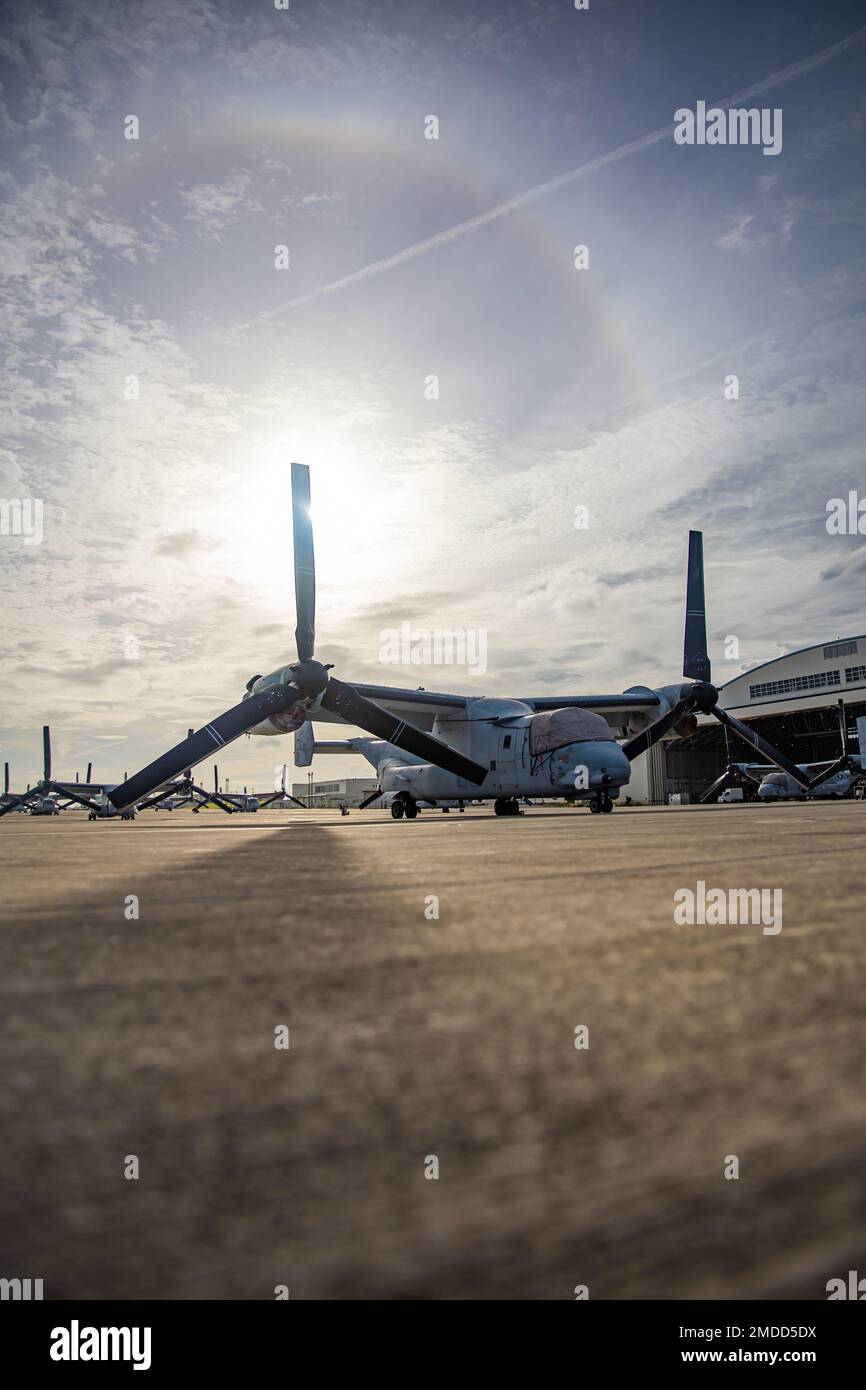 EIN US-AMERIKANISCHER Marine Corps MV-22 Osprey an Marine Medium Tilt-Rotor Squadron (VMM) 265 angeschlossen, ruht auf der Fluglinie am Marine Corps Air Station Futenma, Okinawa, Japan, 17. Juli 2022. Marine Aviation Support Activities 22-2 ist eine bilaterale Übung zwischen den Streitkräften der Philippinen und der USA Marine Corps, das darauf abzielt, die Interoperabilität zu erhöhen und die Fähigkeiten im Bereich der Luftfahrt zu verbessern, um die gegenseitige Verteidigung zwischen den USA und den Philippinen zu unterstützen. Stockfoto