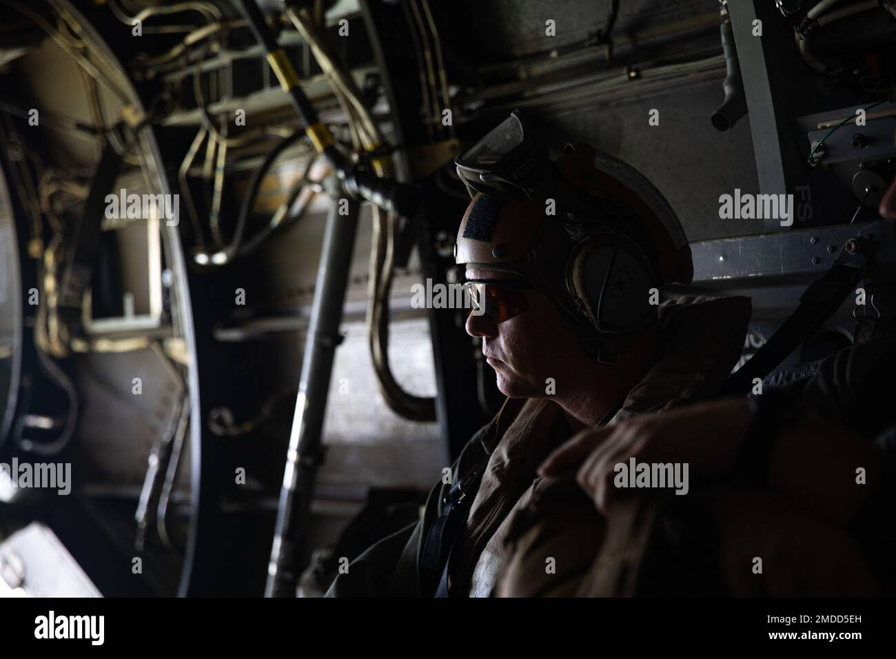 USA Marinekorps-Stabschef Joseph Braus, ein MV-22-Tiltrotor-Crew-Chief, verbunden mit Marine Medium Tilt-Rotor-Geschwader (VMM) 265, scannt den Horizont hinter einem US-Land Marine Corps MV-22 Osprey, 17. Juli 2022. Marine Aviation Support Activities 22-2 ist eine bilaterale Übung zwischen den Streitkräften der Philippinen und der USA Marine Corps, das darauf abzielt, die Interoperabilität zu erhöhen und die Fähigkeiten im Bereich der Luftfahrt zu verbessern, um die gegenseitige Verteidigung zwischen den USA und den Philippinen zu unterstützen. Stockfoto