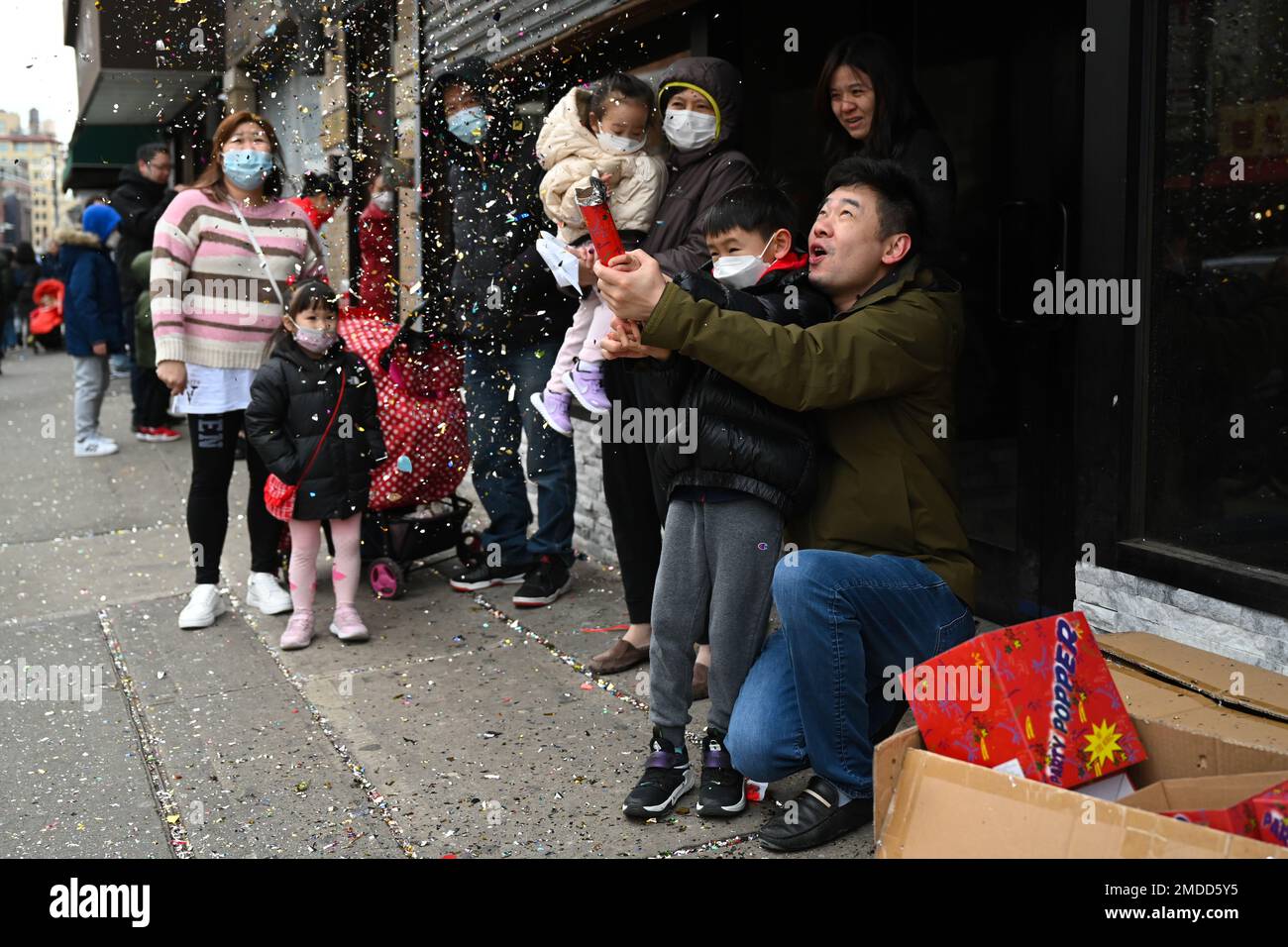 Am 22. Januar 2023 starteten die Menschen in Chinatown in New York eine Konfetti-Kanone, um das neue Mondjahr zu feiern. Stockfoto