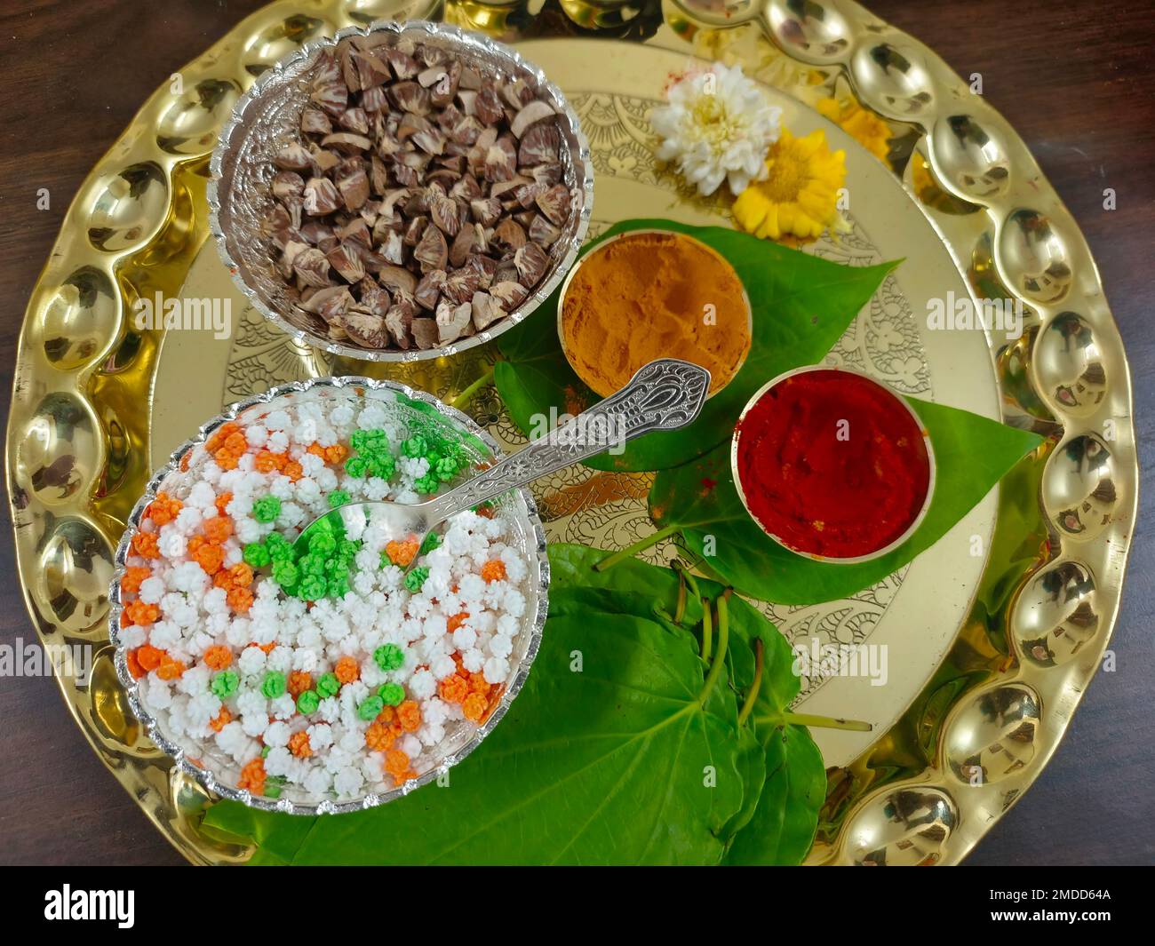 Til Gul, haldi Kumkum und Zuckerkristalle für das Makar Sankranti Festival in Indien, selektiver Fokus. Stockfoto