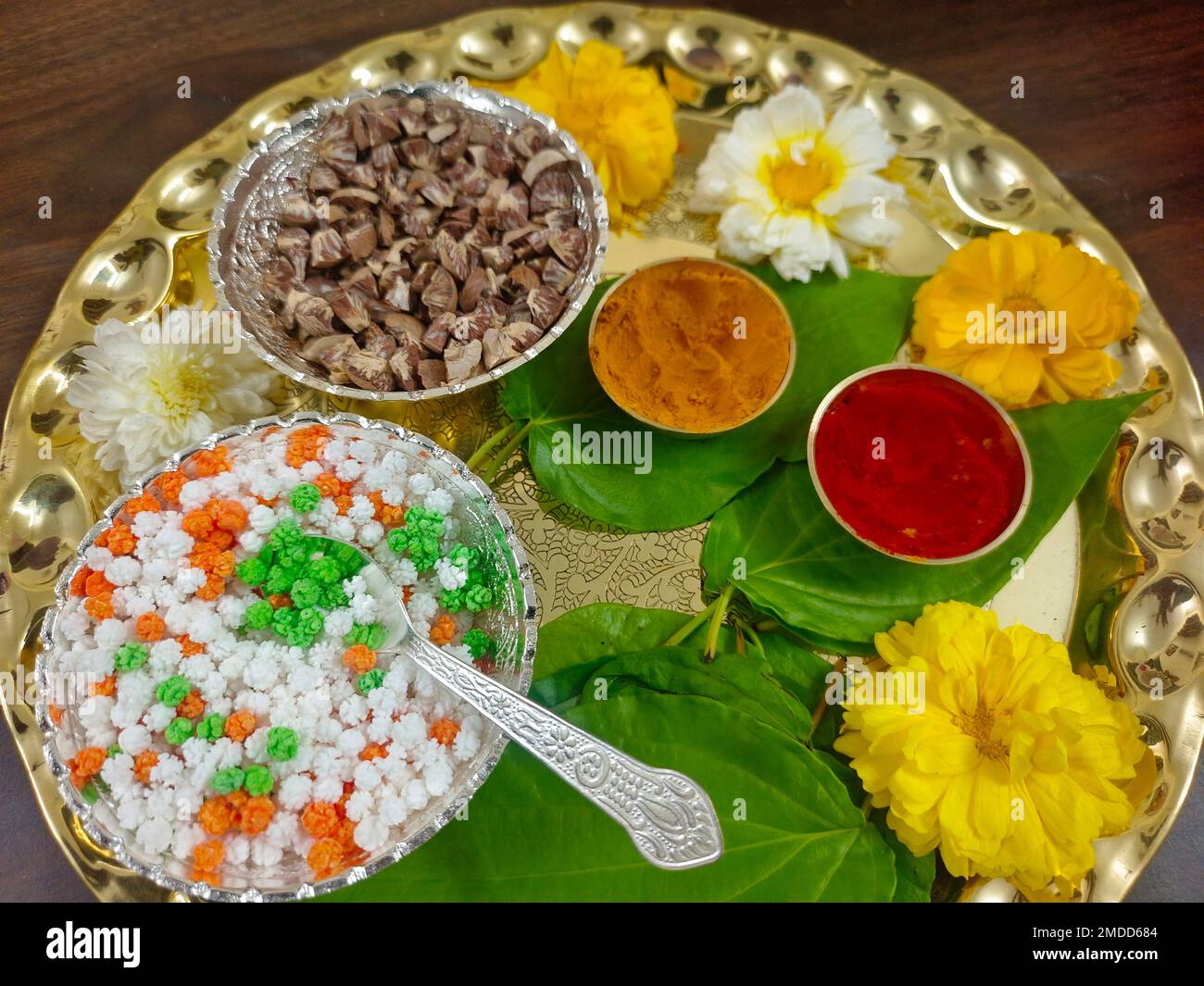 Til Gul, haldi Kumkum und Zuckerkristalle für das Makar Sankranti Festival in Indien, selektiver Fokus. Stockfoto