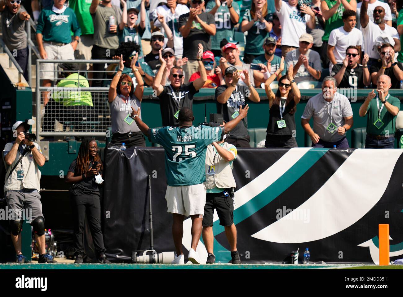 Former Philadelphia Eagles LeSean McCoy is honored during the first half of an NFL football game against the Kansas City Chiefs on Sunday, Oct. 3, 2021, in Philadelphia. (AP Photo/Matt Slocum) Stockfoto