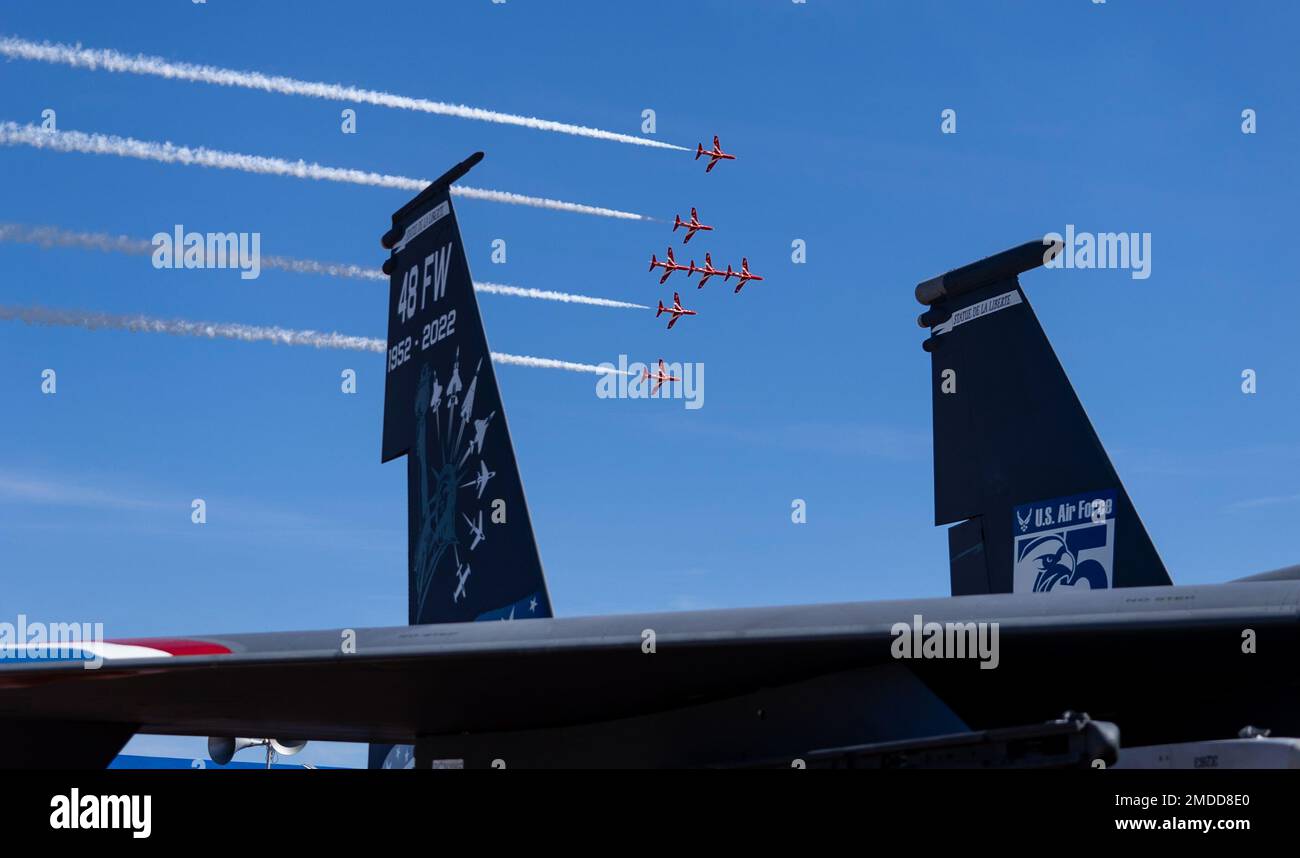 Die Red Arrows, offiziell bekannt als Royal Air Force Aerobatic Team, zeigen die Fähigkeiten der BAE Systems Hawk T1 während des Royal International Air Tattoo in Fairford, England am 16. Juli 2022. RIAT bietet der US-Luftwaffe und den US-Luftstreitkräften in Europa die Möglichkeit, die Beziehungen zu den Partnerländern aus aller Welt zu stärken und die Interoperabilität zu demonstrieren. Jets, RAF, RIAT22, Royal International Air Tattoo, USAF, USAFE, Stockfoto