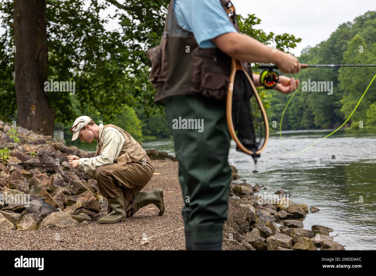 Wayne Hevner, ein Angler, bereitet seinen Köder am 15. Juli 2022 stromabwärts vom Youghiogheny River Lake in Confluence, Pennsylvania, vor. Der Youghiogheny River Lake wird von den USA als Reservoir betrieben Armeekorps der Ingenieure im Bezirk Pittsburgh. Das Reservoir bietet eine Reduzierung des Hochwasserrisikos in den Youghiogheny und den unteren Tälern des Monongahela River sowie dem oberen Ohio River. Der Youghiogheny River Lake bietet Camping, Wassersport, Radwege und Angelmöglichkeiten für Einwohner und Besucher. Stockfoto