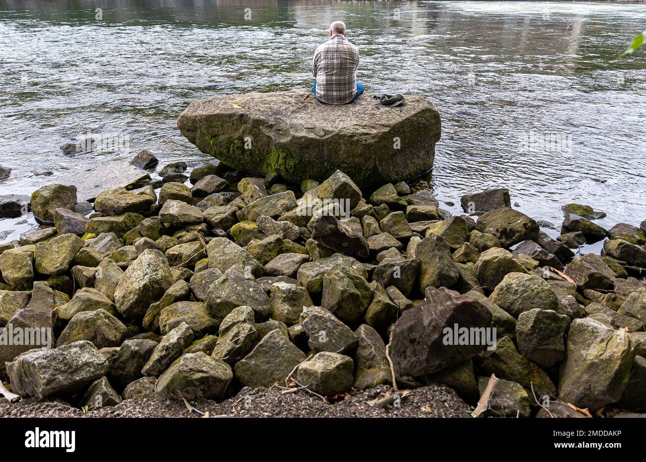 Jeff Hevner, ein Angler, fischt am 15. Juli 2022 von einem Felsen im Outflow-Bereich flussabwärts vom Youghiogheny River Lake in Confluence, Pennsylvania. Der Youghiogheny River Lake wird von den USA als Reservoir betrieben Armeekorps der Ingenieure im Bezirk Pittsburgh. Das Reservoir bietet eine Reduzierung des Hochwasserrisikos in den Youghiogheny und den unteren Tälern des Monongahela River sowie dem oberen Ohio River. Der Youghiogheny River Lake bietet Camping, Wassersport, Radwege und Angelmöglichkeiten für Einwohner und Besucher. Stockfoto