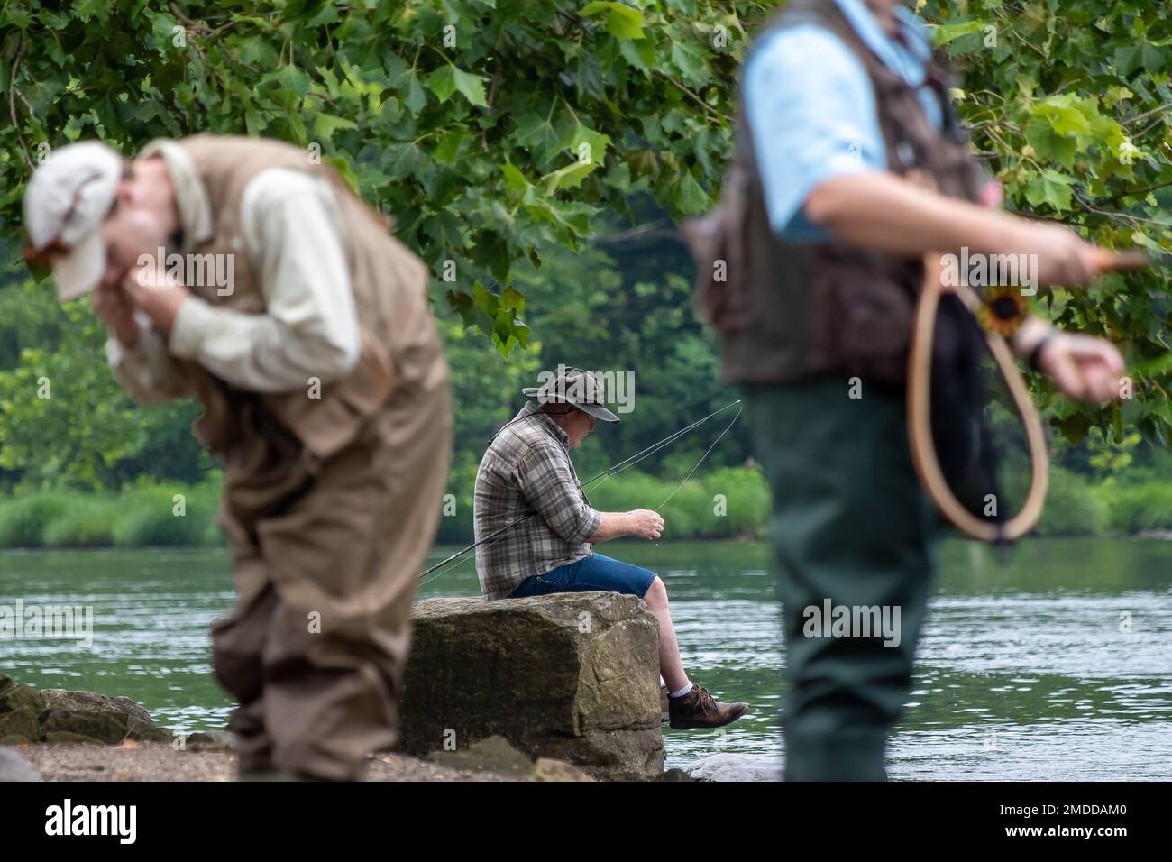 Angler fischen am 15. Juli 2022 im Outflow-Bereich stromabwärts vom Youghiogheny River Lake in Confluence, Pennsylvania. Der Youghiogheny River Lake wird von den USA als Reservoir betrieben Armeekorps der Ingenieure im Bezirk Pittsburgh. Das Reservoir bietet eine Reduzierung des Hochwasserrisikos in den Youghiogheny und den unteren Tälern des Monongahela River sowie dem oberen Ohio River. Der Youghiogheny River Lake bietet Camping, Wassersport, Radwege und Angelmöglichkeiten für Einwohner und Besucher. Stockfoto