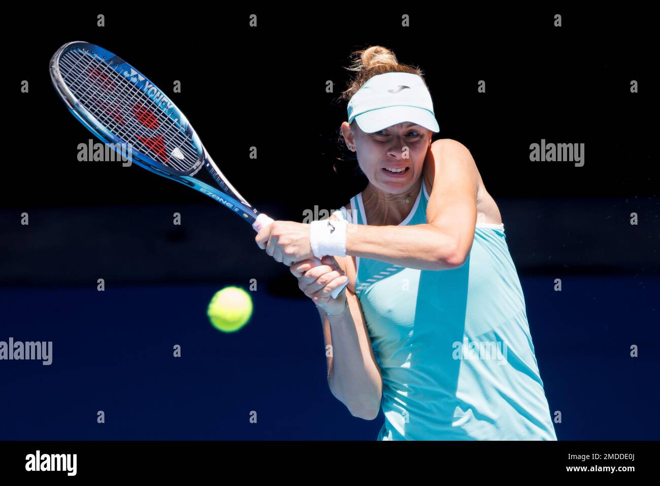 Melbourne, Australien. 23. Januar 2023. MAGDA LINETTE aus Polen im Kampf gegen 4. Samen CAROLINE GARCIA aus Frankreich in der Rod Laver Arena in einem 4.-Runde-Spiel der Damen Singles am 8. Tag der Australian Open 2023 in Melbourne, Australien. Sydney Low/Cal Sport Media/Alamy Live News Stockfoto