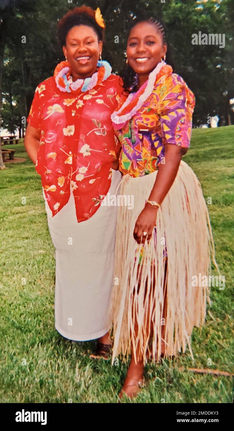 Shonka Dukureh (links) und Stephanie Coleman posieren am 15. Juni 2001 beim Engineer Day Picknick im Rockland Recreation Area in Hendersonville, Tennessee. Dukureh diente als Studentenhilfe bei den USA Armeekorps der Ingenieure im Bezirk Nashville. (Foto von USACE) Stockfoto