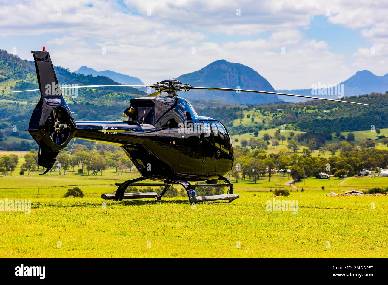 Black Eurocopter EC120B Colibri Hubschrauber geparkt und die Aussicht auf Kooroomba Vineyards und Lavender Farm bei Boonah in Queensland, Australien Stockfoto