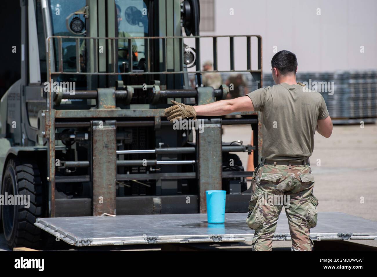 John Bianchi, ein Luftporter mit der 88th Aerial Port Squadron, 514th Air Mobility Wing, führt einen 10K All-Terrain Gabelstapler während eines Geschwaderwettbewerbs auf der Joint Base McGuire-Dix-Lakehurst am 22. Juli 2022. Die 35th und 88th Aerial Port Squadrons veranstalteten einen Wettbewerb, um die Fähigkeiten ihrer Airmen zu testen und ihre Fähigkeiten im Betrieb verschiedener Fahrzeuge zu demonstrieren. 35 APS, 514 AMW, 88 APS, AFRC, JBMDL, Stockfoto