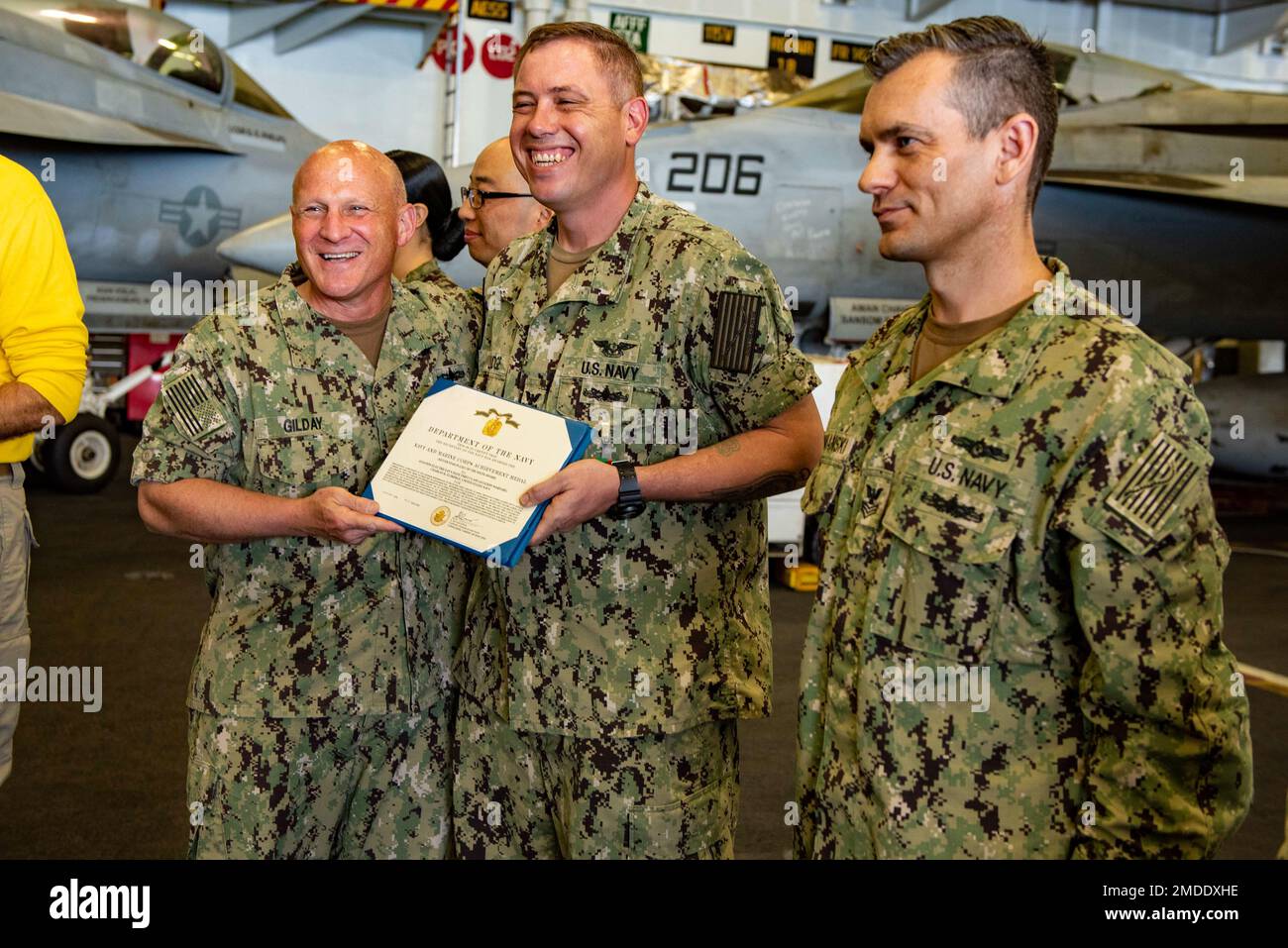 PAZIFIK (22. Juli 2022) - Chief of Naval Operations ADM. Mike Gilday verleiht Auszeichnungen an Seeleute, die dem Flugzeugträger USS Abraham Lincoln (CVN 72) der Nimitz-Klasse während der Rim of the Pacific (RIMPAC) 2022, Juli 22, zugewiesen wurden. Von Juni 29 bis August 4 nehmen an der RIMPAC 25.000 Nationen, 38 Schiffe, vier U-Boote, mehr als 170 Flugzeuge und Mitarbeiter auf und um die hawaiianischen Inseln und Südkalifornien Teil. RIMPAC ist die weltweit größte internationale Seefahrt-Übung und bietet eine einzigartige Ausbildungsmöglichkeit bei gleichzeitiger Förderung und Aufrechterhaltung kooperativer Beziehungen zwischen den Teilnehmern Stockfoto