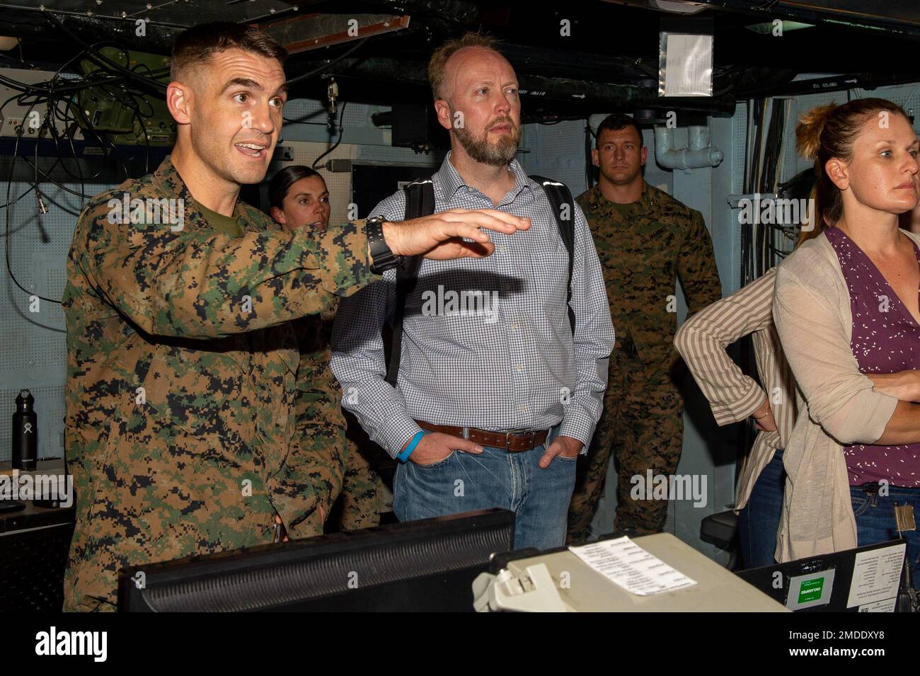 220722-N-YB310-1313 PAZIFIK (22. JULI 2022) USA Marineministerium Matthew Hawkins spricht mit Mitarbeiterdelegationen des Kongresses auf dem Amphibienschiff USS Essex (LHD 2) der Wasp-Klasse während der Rim of the Pacific (RIMPAC) 2022 vom Juli 22. Von Juni 29 bis August 4 nehmen an der RIMPAC 25.000 Nationen, 38 Schiffe, drei U-Boote, mehr als 170 Flugzeuge und Mitarbeiter auf und um die hawaiianischen Inseln und Südkalifornien Teil. RIMPAC ist die weltweit größte internationale Seefahrt-Übung und bietet eine einzigartige Ausbildungsmöglichkeit bei gleichzeitiger Förderung und Aufrechterhaltung kooperativer Beziehungen amo Stockfoto