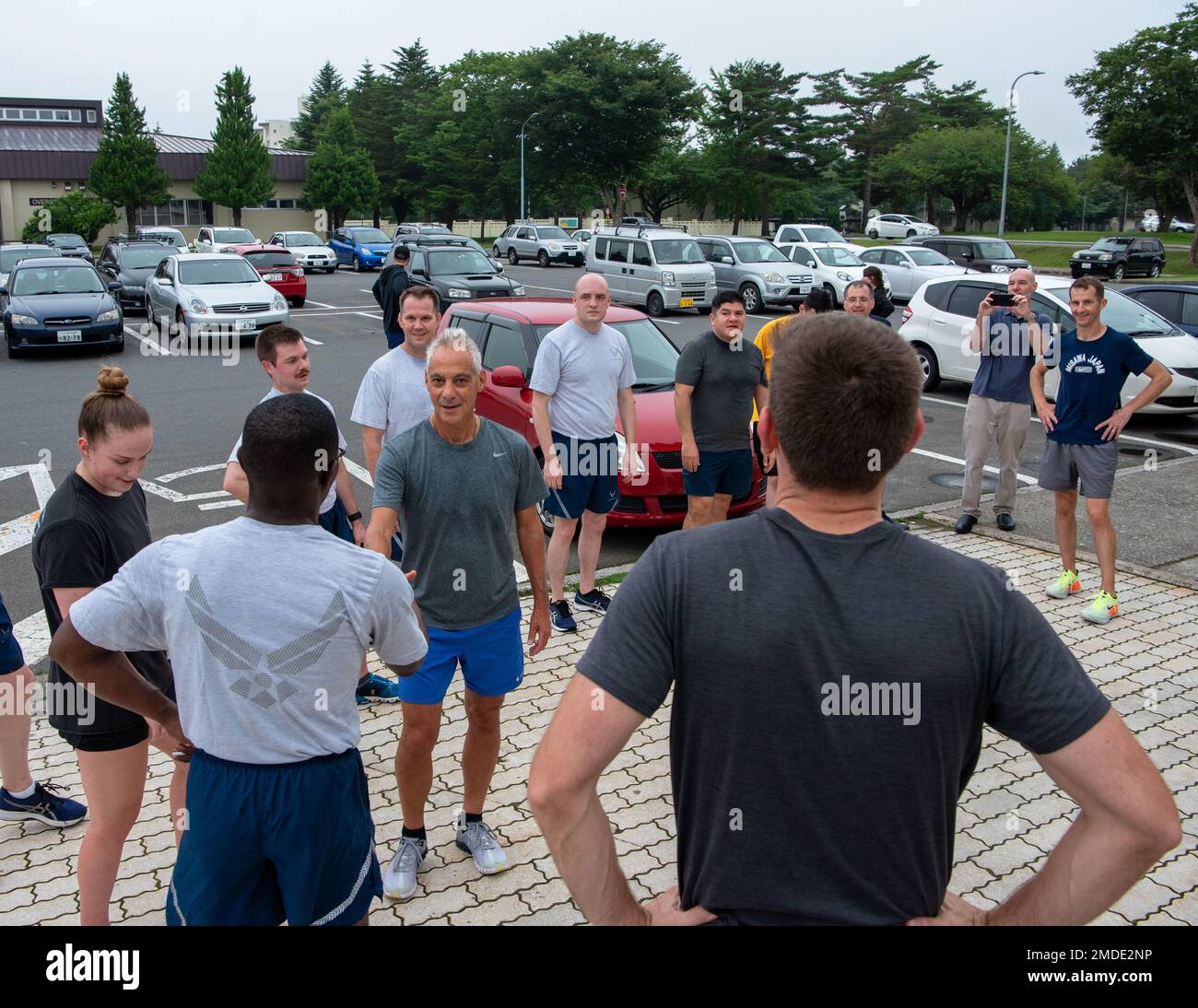 Rahm Emanuel, USA Botschafter in Japan, dankt den Mitgliedern des Teams Misawa für ihre Teilnahme an einem 5K-km-Lauf während des Besuchs des Botschafters auf dem Luftwaffenstützpunkt Misawa, Japan, am 22. Juli 2022. Emanuel besuchte Misawa, um Beziehungen zum Personal aufzubauen und ein besseres Verständnis ihrer gemeinsamen und bilateralen Mission, Fähigkeiten und umfassenden Aufgaben zu erlangen. Stockfoto