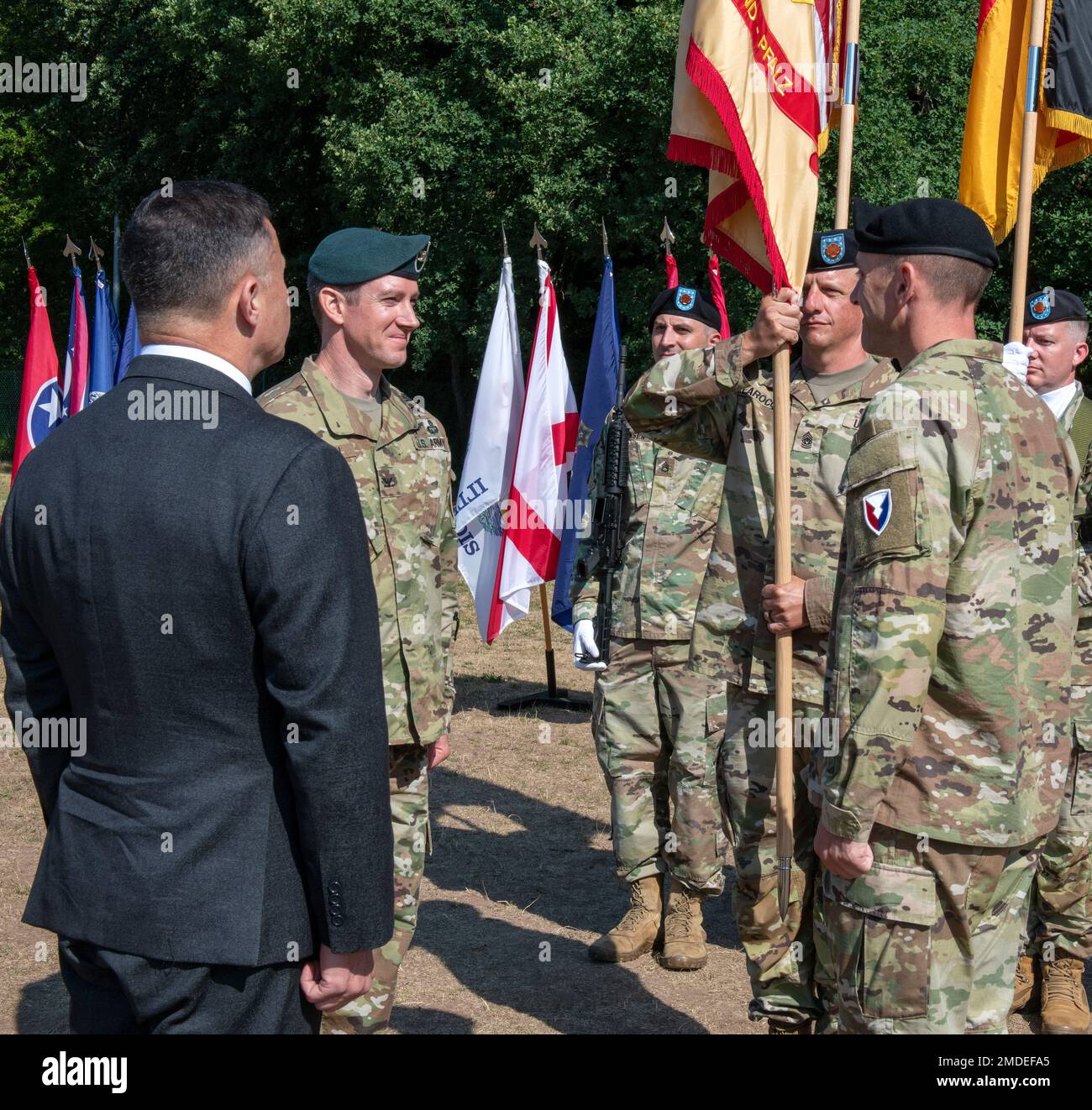 USA Oberfeldwebel Stephen J. LaRocque, USA Garrison Rheinland-Pfalz Senior-Berater bereitet sich darauf vor, die Farben der Einheit während einer Zeremonie zum Kommandowechsel am 22. Juli 2022 in Kaiserslautern zu übergeben. Oberst Reid E. Furman übernahm das Kommando über die Einheit von LT. Oberst Jeremy A. McHugh. Stockfoto