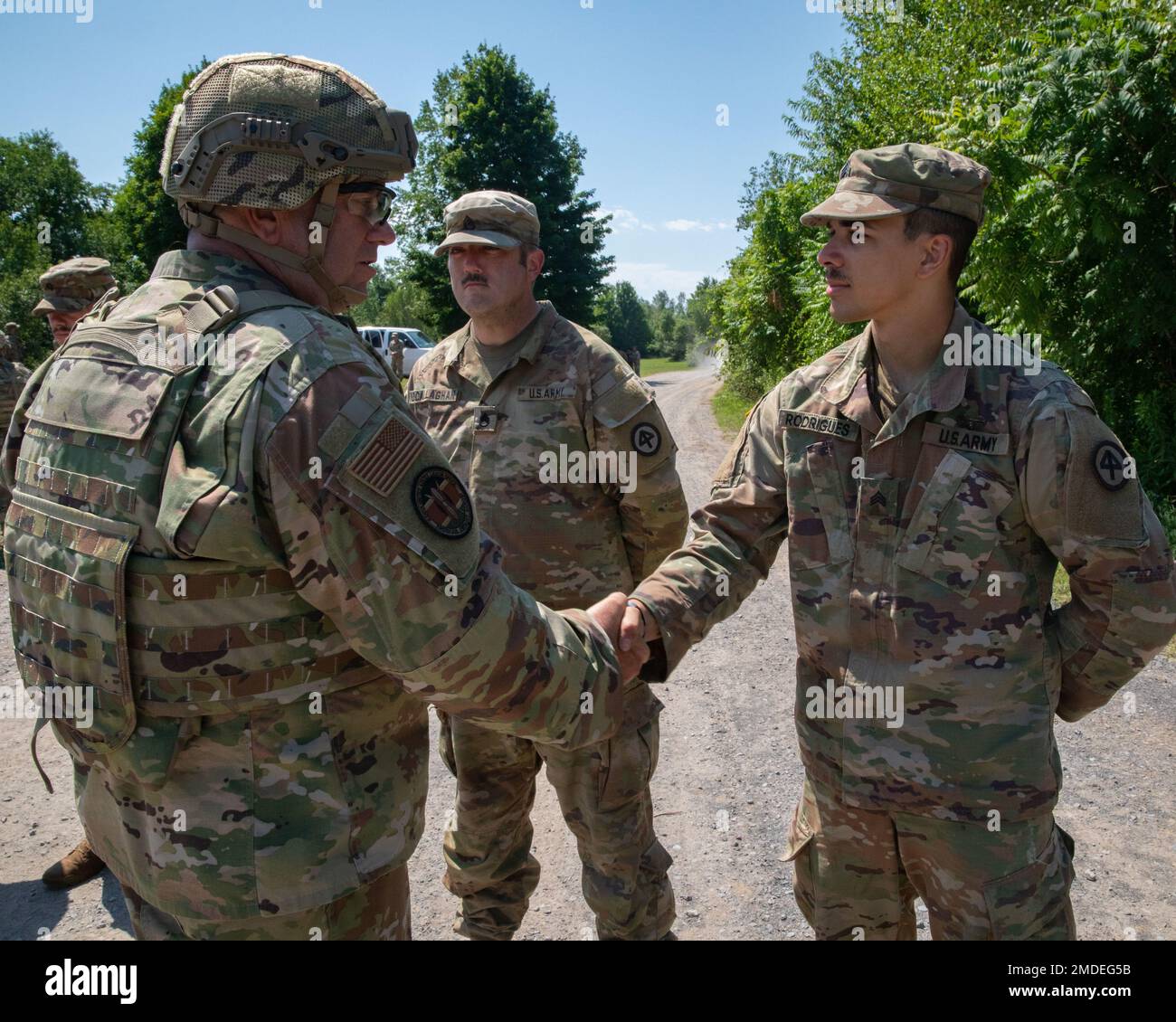 Generalmajor der US-Luftwaffe Gary W. Keefe, Adjutant General der Massachusetts National Guard (MANG), gibt SPC. Trent Rodrigues, Bravo Company, 1. Bataillon, 181. Infanterieregiment, 44. Infanterie-Brigade-Kampfteam, MANG, die Münze des Adjutanten-Generals, Für seine herausragende Leistung während der exportierbaren Kampftraining-Übung am 22. Juli 2022 in Ft. Drum, N. Y. über 2.500 Soldaten nehmen an der Schulung Teil, die es den Brigadekampfteams ermöglicht, die ausgebildete Platoon-Bereitschaft zu erreichen, die notwendig ist, um zu entsenden, zu kämpfen und zu gewinnen. Stockfoto