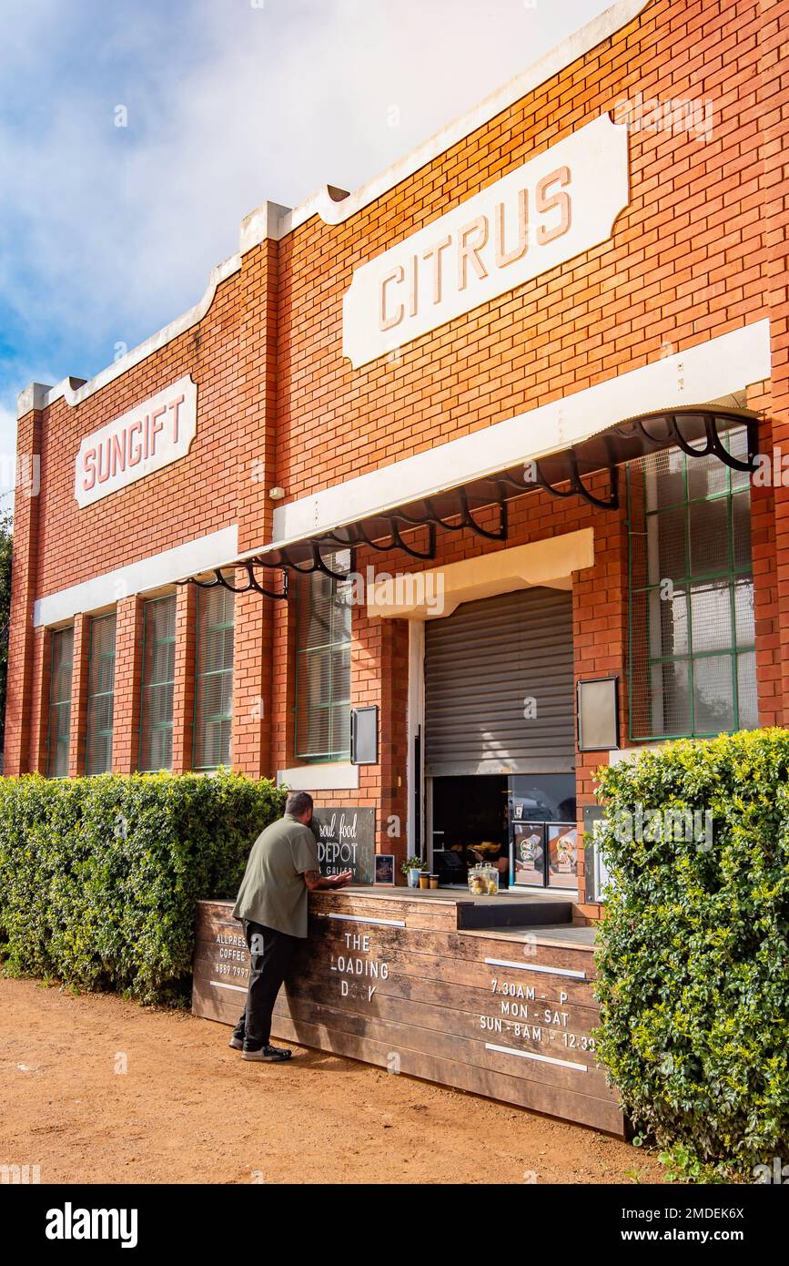 Die ehemalige Sungift Citrus Fruits Packfabrik beherbergt heute das Soul Foods Café und die Kunstgalerie in Narromine, westlich von New South Wales, Australien Stockfoto