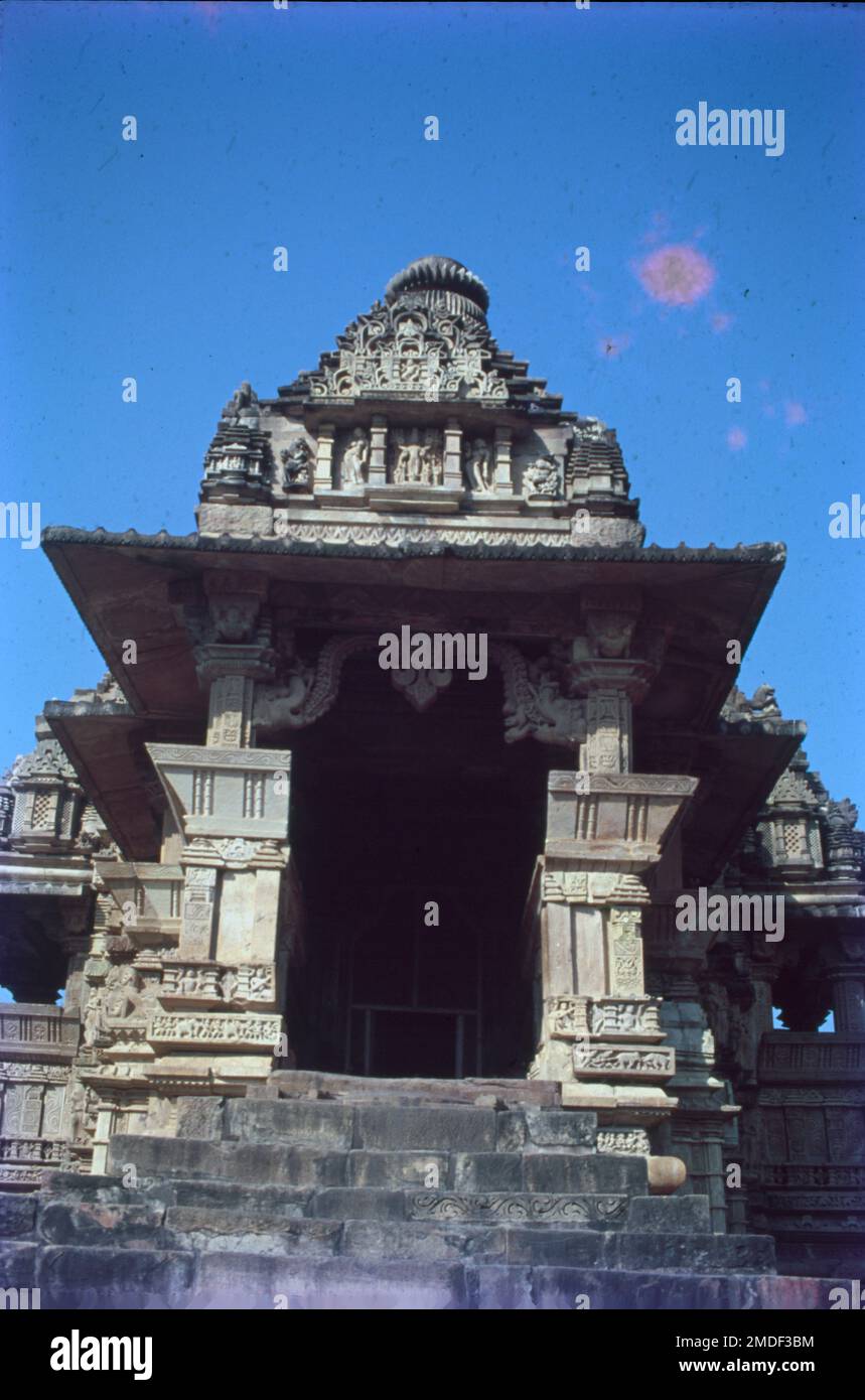 Die Khajuraho-Gruppe von Denkmälern ist eine Gruppe von Hindu- und Jain-Tempeln im Chhatarpur-Viertel, Madhya Pradesh, Indien. Sie liegen etwa 175 km südöstlich von Jhansi, 10km km von Azad Nagar Khajwa, 9km km von Rajnagar und 49 km vom Bezirkssitz Chhatarpur entfernt. Sie gehören zum UNESCO-Weltkulturerbe. Erbaut im mittelalterlichen Jahrhundert von der Chandela-Dynastie, ist die UNESCO-Stätte der „Khajuraho-Gruppe von Denkmälern“ berühmt für ihre Architektur im Nagara-Stil und anmutige Skulpturen von Nayikas (hinduistische mythologische weibliche Protagonisten) und Gottheiten. Stockfoto