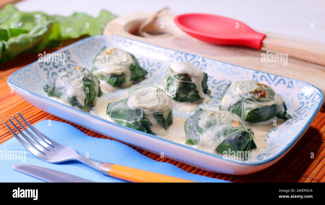 Manschettenschachteln gefüllt mit Fleisch und Béchamel-Sauce. Stockfoto