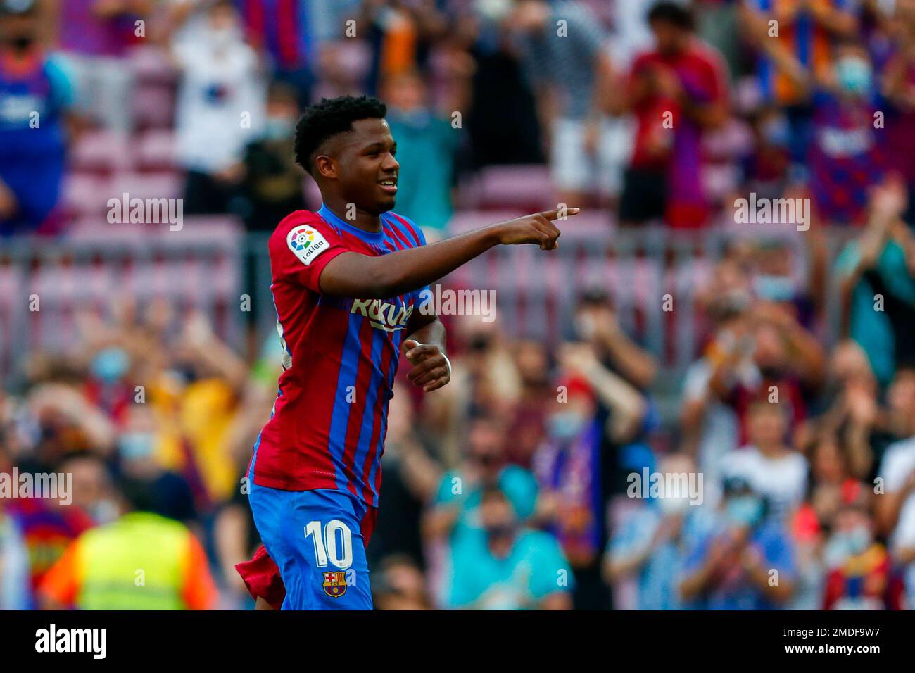 Barcelona's Ansu Fati celebrates after scoring his side's third goal during a Spanish La Liga soccer match between FC Barcelona and Levante at the Camp Nou stadium in Barcelona, Spain, Sunday, Sept. 26, 2021. (AP Photo/Joan Monfort) Stockfoto