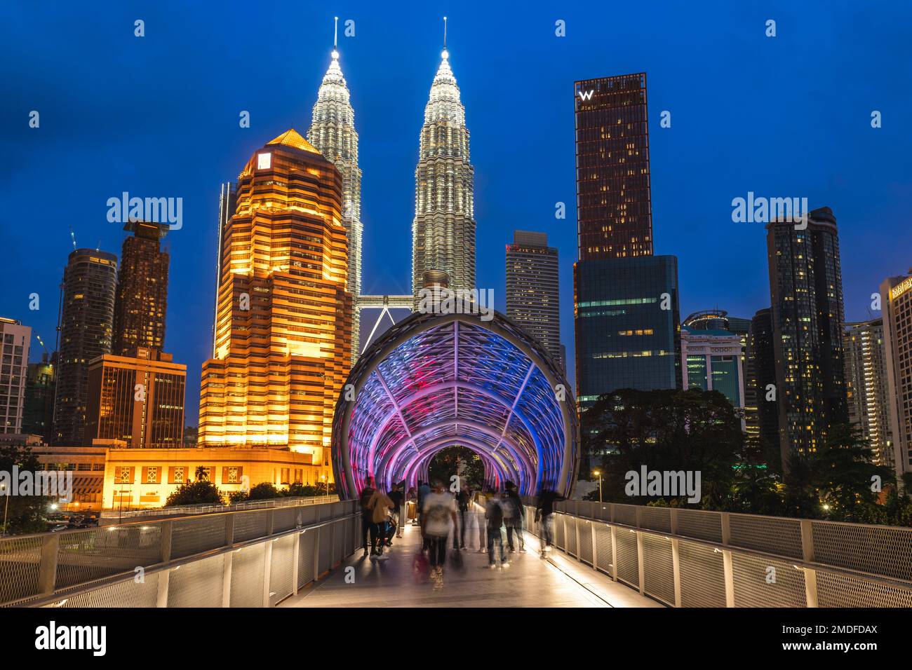13. Januar 2023: Saloma Link, Pintasan Saloma, eine 69 Meter lange kombinierte Fußgänger- und Fahrradbrücke über den Klang in Kuala Lumpur, Malaysia. Stockfoto