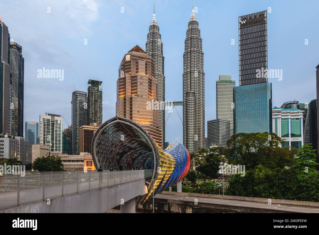 13. Januar 2023: Saloma Link, Pintasan Saloma, eine 69 Meter lange kombinierte Fußgänger- und Fahrradbrücke über den Klang in Kuala Lumpur, Malaysia. Stockfoto