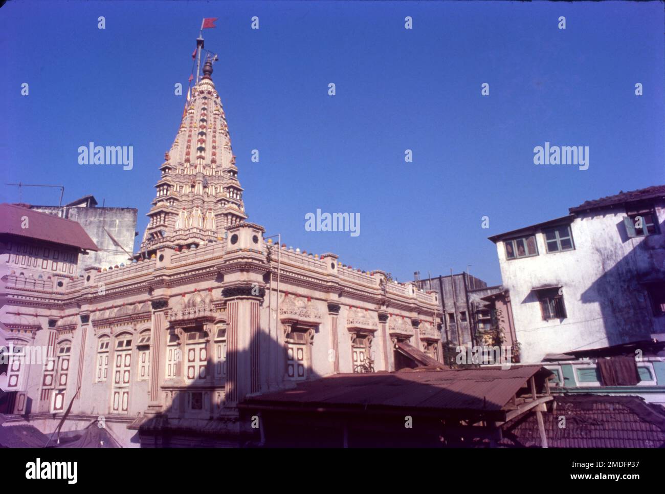Mumba Devi Mandir ist ein alter Tempel in Mumbai, Maharashtra, Indien, der der Göttin Mumbā, der lokalen Inkarnation der Devi, gewidmet ist. Der Marathi मुंबा stammt von Sanskrit. Mumba Devi ist die Göttin der Stadt Mumbai. Der Name Mumbai stammt von Mumba Devi. Es ist Mumba Devi gewidmet, der Schutzgöttin der Stadt. Stockfoto