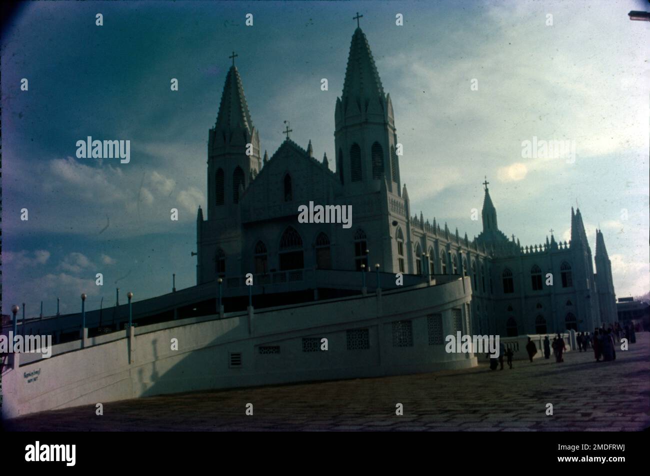 Es befindet sich in Velankanni im Nagapattinam-Viertel, Tamil Nadu. Velankanni hat eines der größten katholischen Pilgerzentren des Landes, die Basilika unserer Lieben Frau der guten Gesundheit. Mutter Vailankanni. Bekannt als die „Lourdes des Ostens“, ist die Kirche Velankanni eine der meistverehrten Pilgerfahrten für Katholiken in Indien. Die Geschichte der Kirche geht zurück auf das 16. Oder 17. Jahrhundert, als Mutter Maria in diesem kleinen Dorf erschienen sein soll, mit dem kleinen Jesus in ihren Händen. Stockfoto