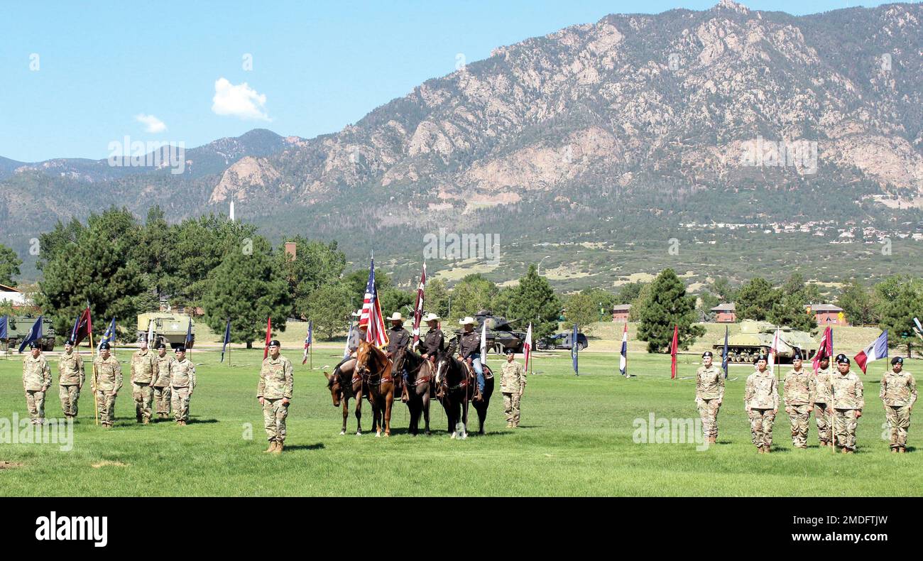 FORT CARSON, Colorado - Der Fort Carson Mounted Color Guard steht zusammen mit Soldaten, die der Fort Carson Dental Health Activity zugeteilt wurden, während der Zeremonie zum Kommandowechsel für Oberst Peter H. Guevara, ankommender DENTAC-Kommandant am 22. Juli 2022, im Founders Field in Formation. (Foto: Eric E. Parris) Stockfoto