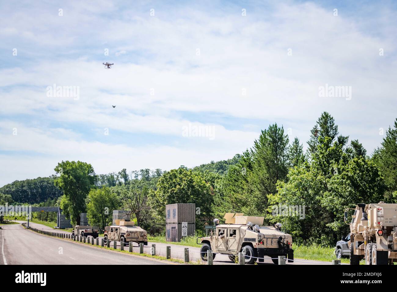 Mitglieder der Streitkräfte waren in Fort McCoy, um in der Krieger-Übung der 86. Trainingsabteilung 78-22-02 Militärfahrzeuge während der Übungseinsätze in einem Konvoi zu trainieren. Stockfoto