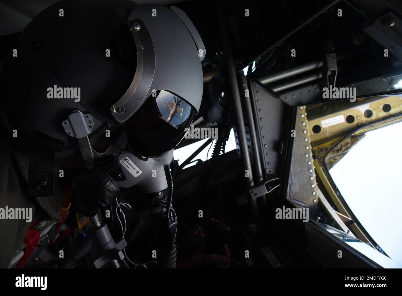 Der Senior Airman Austin Shivers der US Air Force 117 betankt am 22. Juli 2022 die F-16 Falcons aus dem 187. Kampfflugzeug der Air National Guard in Montgomery, Alabama. Die Flugbesatzung trug Helme während des Betanks, um einen Sauerstoffbedarf zu simulieren. (Fotos der US Air National Guard von Senior Airman Nicholas Faddis.) Air National Guard, F-15 Eagle, F-16 Falcon, KC-135R Stratotanker, Senior Airman Austin Shivers, Stockfoto
