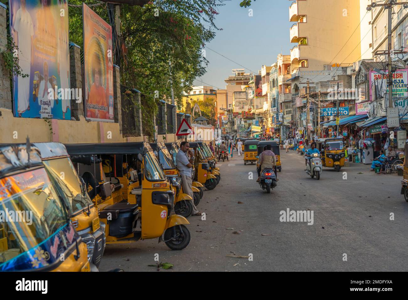 Puttaparthi, Andhra Pradesh, Indien - 18. Januar 2023: Gelbe Rikscha-Taxis auf einer Straße im Dorf Puttaparthi. Stockfoto