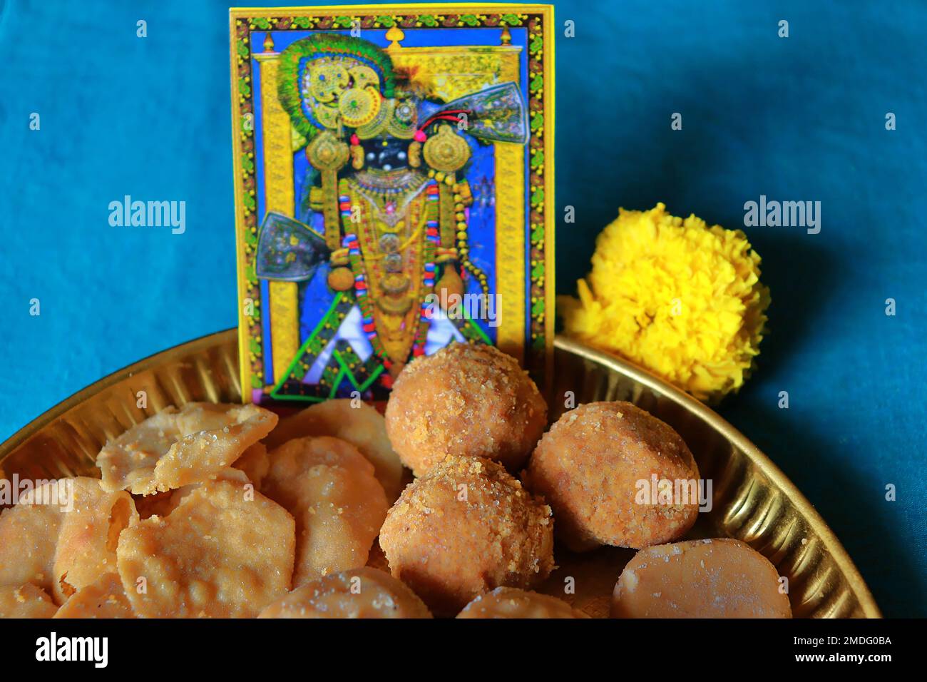 Verschiedene Prasadam/Angebot des Shree Dwarkadhish Tempels in einer Kupferplatte vor blauem Hintergrund/ Gujarat/Indien Stockfoto