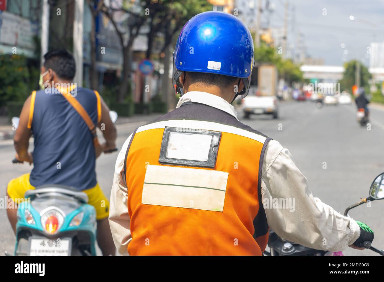 Moto Taxifahrer auf der Straße, Rückansicht, Thailand Stockfoto