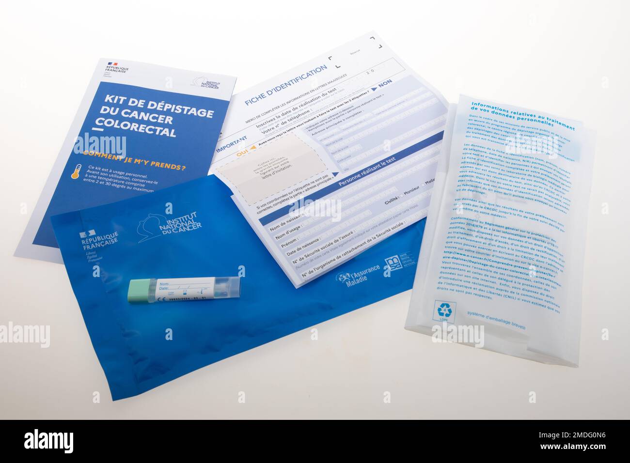 Bordeaux , Aquitaine Frankreich - 01 18 2023 : Autonomes Home Test Kit für Darmkrebs Screening medizinische Probe mit Beutel und Medic informa Stockfoto