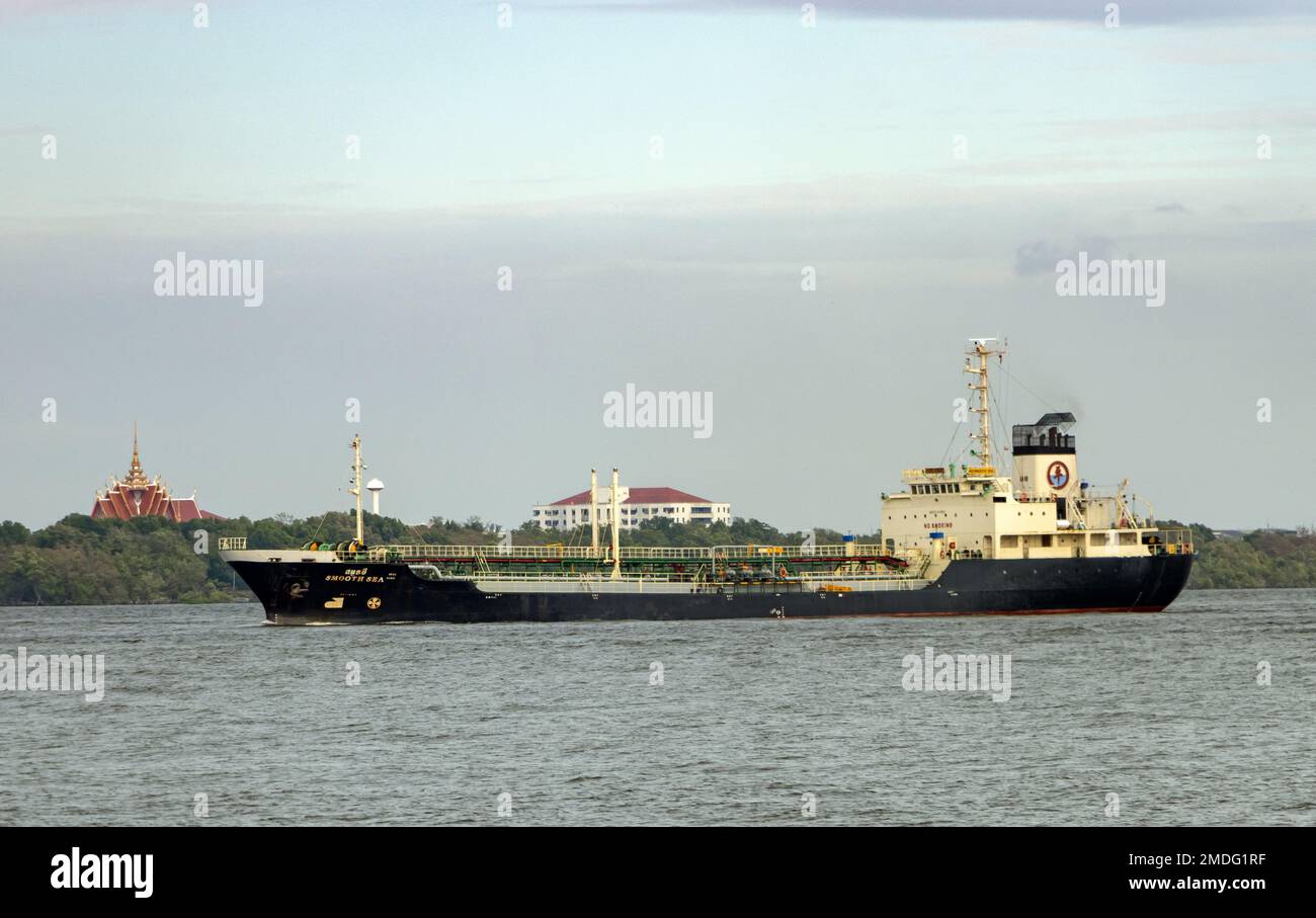 SAMUT PRAKAN, THAILAND, DEZEMBER 08 2022, der Tanker Oil Products SEGELT AM Ufer ENTLANG Stockfoto