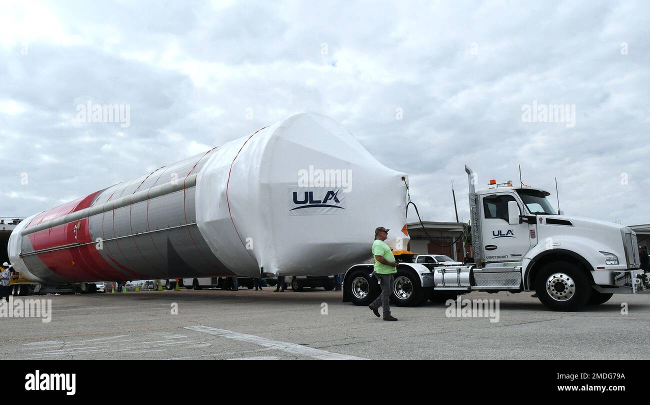 Cape Canaveral, Vereinigte Staaten. 22. Januar 2023. Die neueste Rakete der United Launch Alliance (ULA), der Vulcan Centaur, wird nach ihrer Ankunft in der Raumstreitkräfte-Station Cape Canaveral in Cape Canaveral zu einer Verarbeitungsanlage gebracht. Die Rakete erreichte Port Canaveral letzte Nacht mit einem Frachtschiff von ULA's Raketenfabrik in Decatur, Alabama. Der Vulkanier wird noch in diesem Jahr seine Eröffnungsfeier starten. Kredit: SOPA Images Limited/Alamy Live News Stockfoto