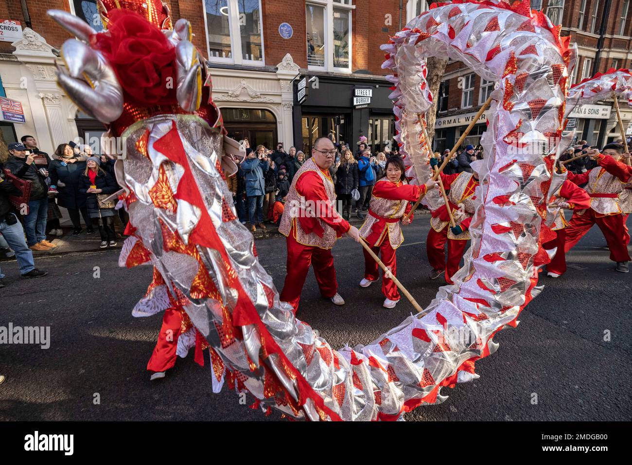Das chinesische Neujahrsfest findet in diesem Jahr auf der Shaftesbury Avenue am Trafalgar Square im Londoner West End statt, um das Jahr des Hasen zu feiern. Kredit: Jeff Gilbert/Alamy Live News Stockfoto