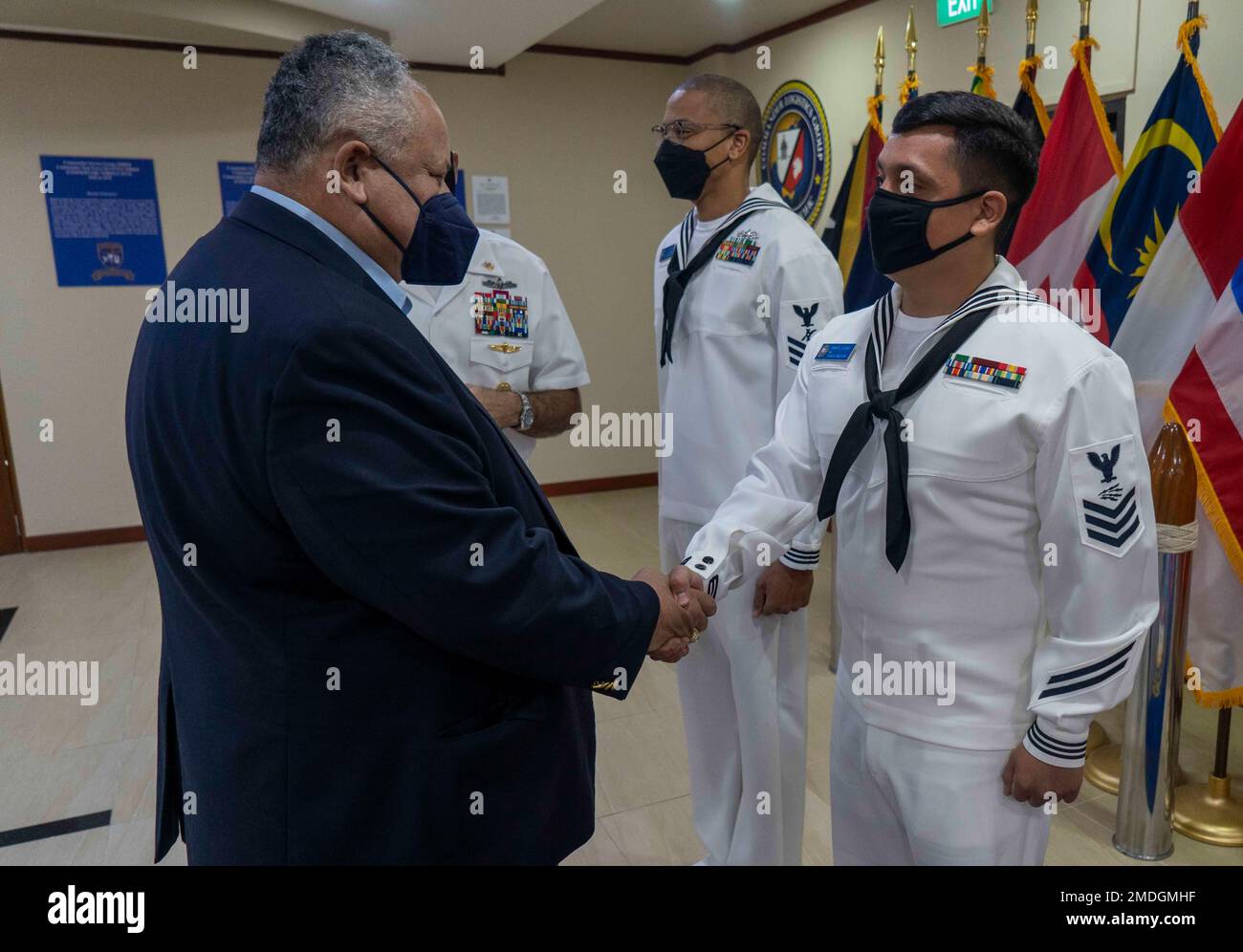 220723-N-JC800-0225 SINGAPUR (23. Juli 2022) – Sekretär der Marine (SECNAV) Carlos Del Toro trifft sich während eines Besuchs in Singapur mit dem Information Systems Technician 1. Class Ramses Flores, der dem Befehlshaber der Logistics Group Western Pacific/Task Force 73 (COMLOG WESTPAC/CTF73) zugewiesen wurde. Del Toro besuchte uns mit den USA Marinepersonal, Verbündete und Partner der Seeschifffahrt, während Sie in Singapur lokale Regierungsführer besuchen. Der erste Besuch von del Toro in Singapur als SECNAV von 78. verstärkte die bestehenden bilateralen und multilateralen Beziehungen zwischen den USA Marine und Republik Singapur Navy. Stockfoto